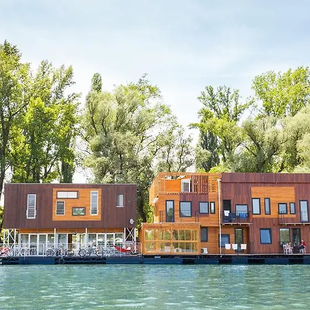 Hostel Arkabarka Floating *