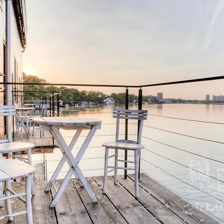 Hostel Arkabarka Floating