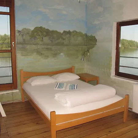Arkabarka Floating Hostel *