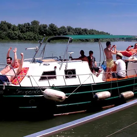 Arkabarka Floating Hostel *