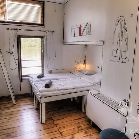 Arkabarka Floating Hostel *
