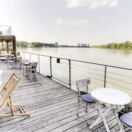 Hostel Arkabarka Floating