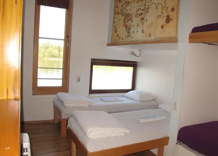 Arkabarka Floating Hostel Belgrade