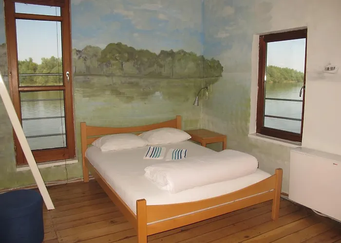 Arkabarka Floating Hostel *