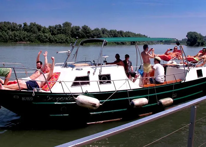 Arkabarka Floating Hostel *