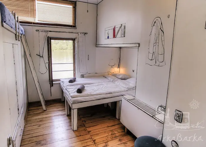 Arkabarka Floating Hostel *