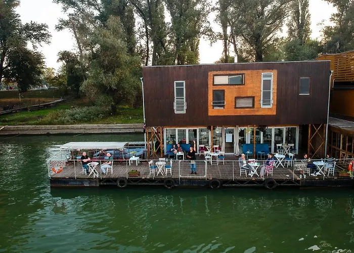 Hostel Arkabarka Floating Belgrade